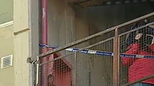 Un adolescente murió y otros dos resultaron heridos al caerse de una escalera en un sexto piso