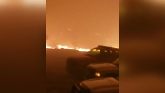 Fuertes vientos amenazan con avivar los incendios de California