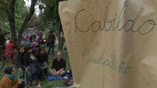 Cabildos ciudadanos en plazas de Chile para buscar una solución a la crisis social