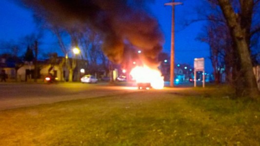 Relatos Salvajes: prendió fuego el auto para que no se lo lleven los inspectores