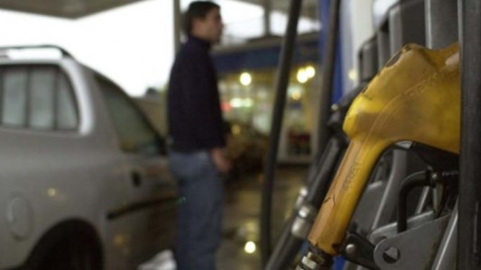 Petroleras negocian una suba en las naftas antes de que termine el congelamiento de precios