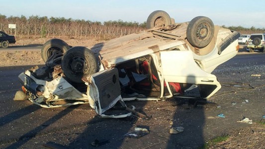 Lo atendían médicos en la ruta tras un accidente y lo pisó una camioneta que lo mató