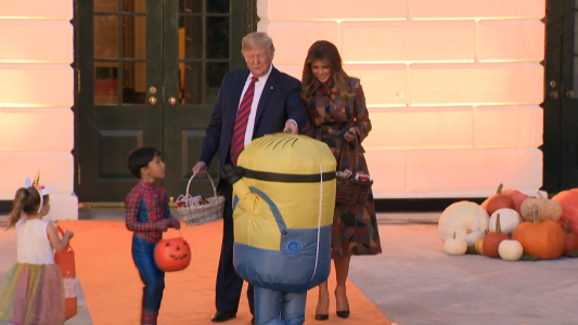 Trump se burla de un niño disfrazado de Minion en Halloween