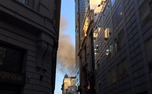 Microcentro: una columna de humo generó preocupación, tras protesta de cartoneros