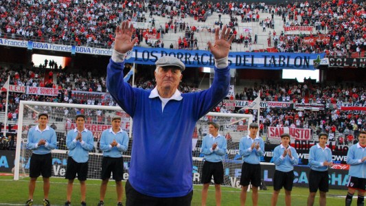 Asaltaron al gran Amadeo Carrizo y le pegan un culatazo en la boca