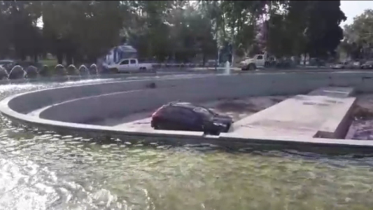 Conductor no vio la rotonda y terminó con su auto adentro de un fuente