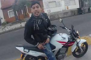 Detuvieron otra vez al motochorro de La Boca: llevaba dos cuchillos y droga