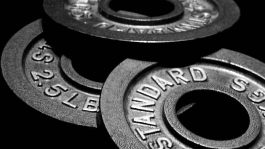 Rechazan el reclamo judicial a un gimnasio por la caída de una pesa en el pie