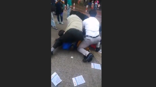 El momento en que apuñalan a un político que hacía campaña