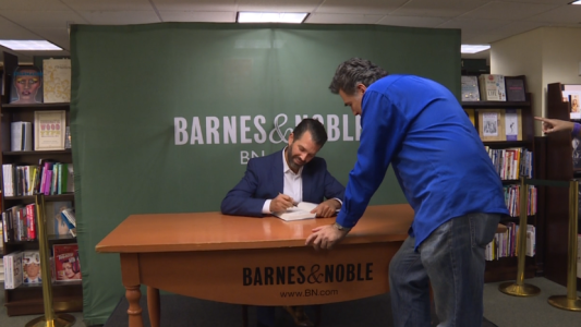 El hijo mayor de Trump presentó un libro provocador en defensa de su padre