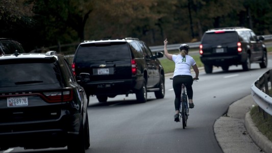 Ganó las elecciones locales la mujer despedida por un gesto obsceno a la comitiva de Trump