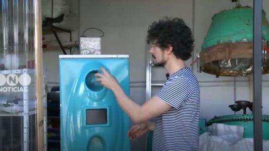 Máquina "come plástico": reciclan PET de las botellas para fabricar luminarias y objetos