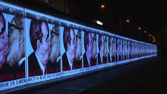 La caída del muro de 1989 se proyecta en las paredes de Berlín
