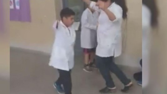 Video viral: una docente baila una chacarera con un alumno sin brazos