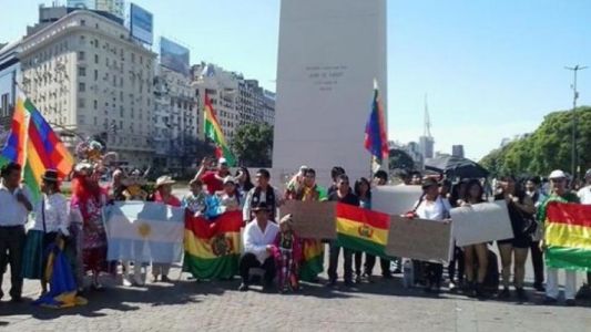 Marchan al Obelisco en apoyo a Evo Morales