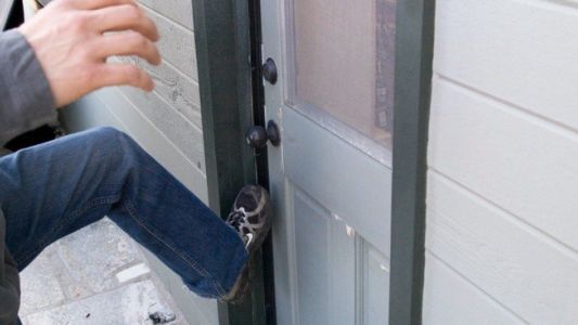 Tres detenidos por romper puertas a patadas para robar casas