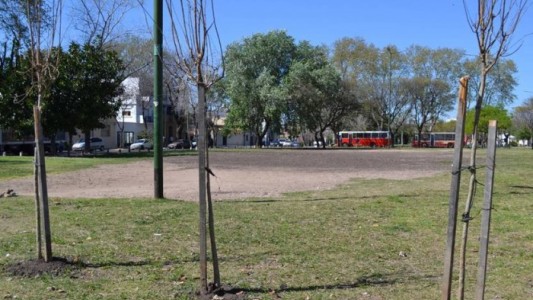 Jóvenes alquilaban canchas de fútbol en una plaza pública de Villa Urquiza