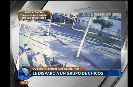 Motochorro dispara a un grupo de chicos para robarles el celular