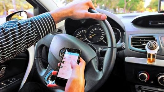 Más de la mitad de los conductores usa audios de Whatsapp mientras maneja