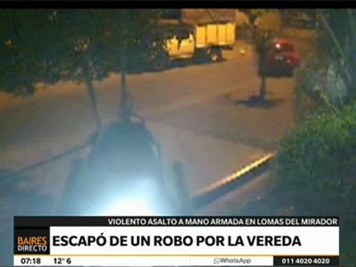 Escapó de un robo con su auto por la vereda
