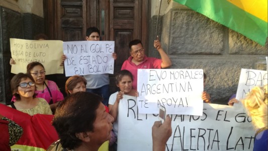 Bolivianos repudiaron el "golpe de Estado" frente al Consulado en Buenos Aires