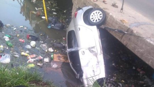 Quilmes: una mujer murió al caer su auto a un arroyo