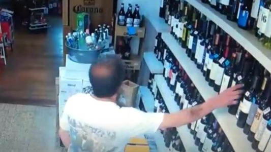 Con los vinos en los pantalones: así escapó un ladrón de un comercio