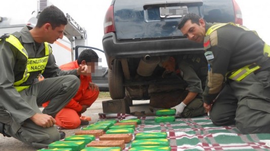 Dos hombres detenidos cuando trasladaban más de 62 kilos de cocaína en el motor de su auto