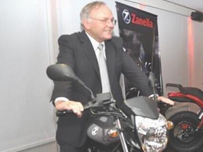 Motochorros le robaron el auto al presidente de Zanella