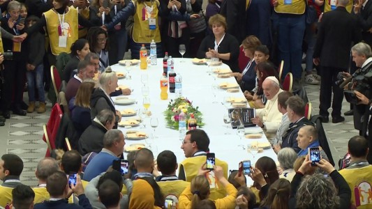 El papa Francisco almorzó con 1.500 pobres en el Vaticano