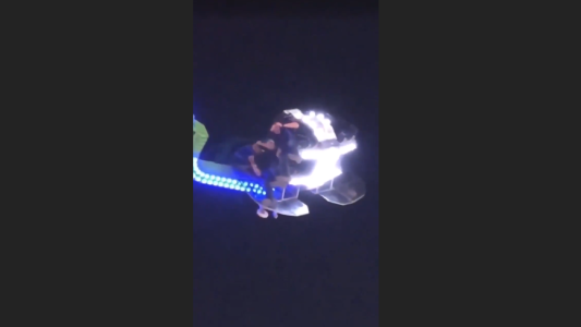 Pánico en el aire: falló el juego mecánico y quedaron suspendidos a 45 metros