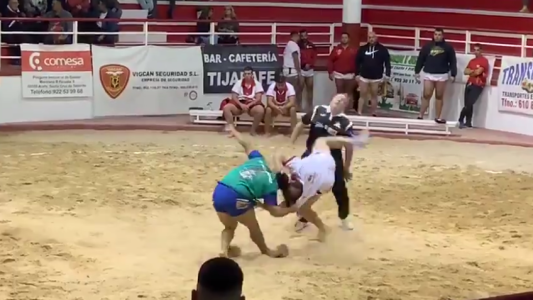 Árbitro recibe una patada en un combate y termina con fractura de mandíbula