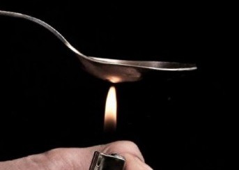 Lo detuvieron por quemarle la lengua a su hijastra con una cuchara caliente