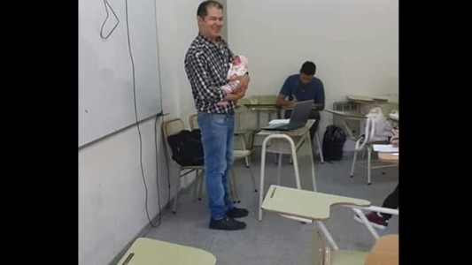 Ternura viral:  la foto del profesor que cuida a la beba de su alumna mientras da un examen