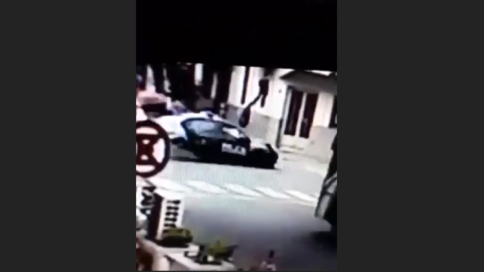 El momento en que un patrullero atropella y mata a una joven