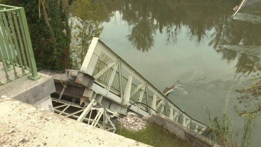 Camión que causó derrumbe de un puente pesaba el doble de lo autorizado