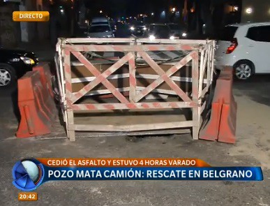 Cedió el asfalto y un camión estuvo varado cuatro horas