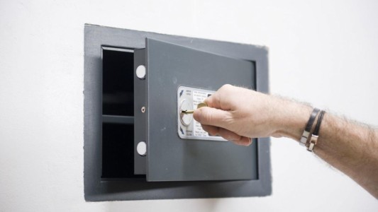 Encontró una caja fuerte escondida detrás de un enchufe