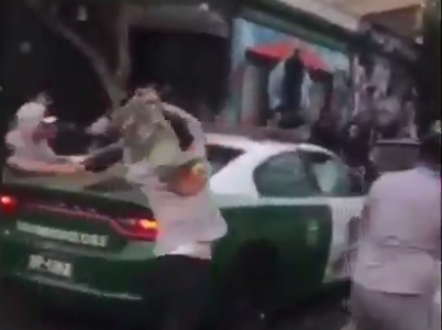 Violento ataque a patrulla de carabineros en un protesta en Chile