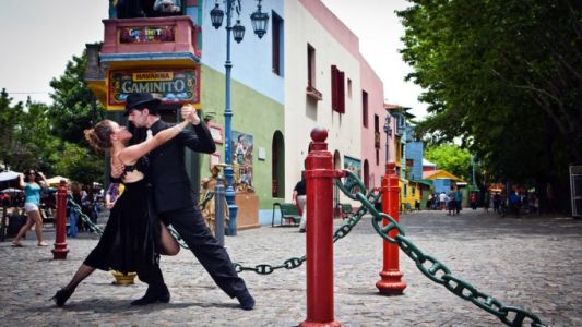 Bailarines de tango denuncian precarización laboral y maltrato en bares de Caminito