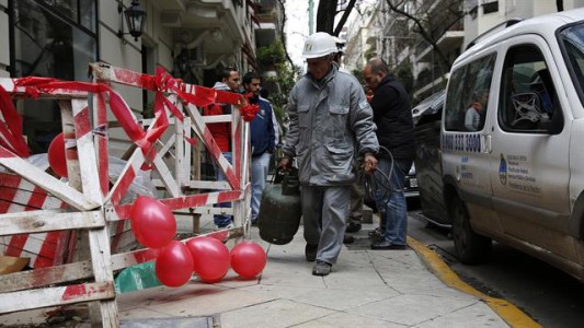 Vecinos de Retiro "festejaron" con globos los 6 meses de un bache