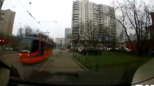 Tranvía descontrolado embiste a varios autos