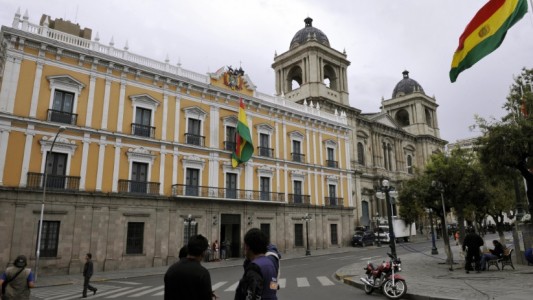 Video: un auto de la escolta de Jeanine Áñez atropella a un ciego en La Paz