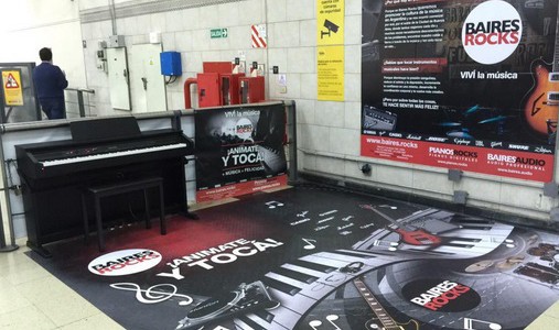 Un piano eléctrico en la estación del subte D
