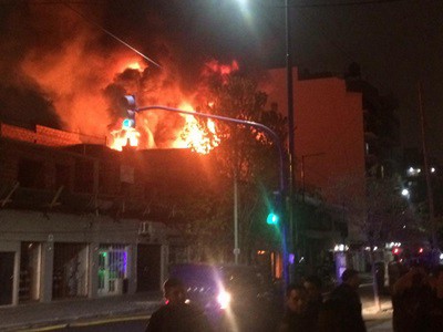 Un incendio destruyó una ferretería de tres pisos en Liniers