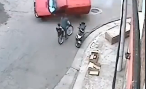 Accidente y milagro: madre e hijo en bicicleta se salvan tras violento choque