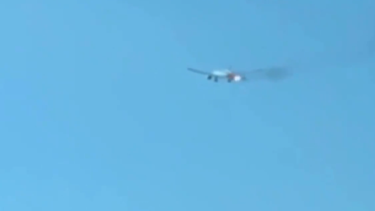 Automovilista graba desde tierra a un avión con fuego en un motor