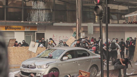 Conductor atropella a un grupo de manifestantes y huye