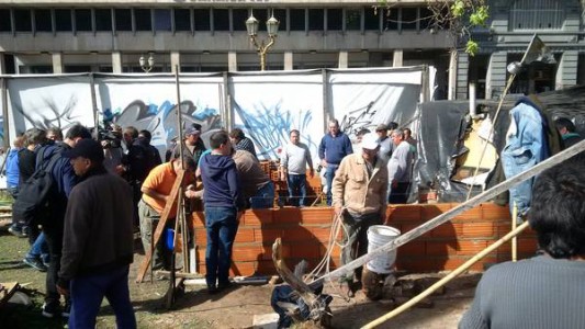 Ex soldados de Malvinas construyen refugio de ladrillos en Plaza de Mayo