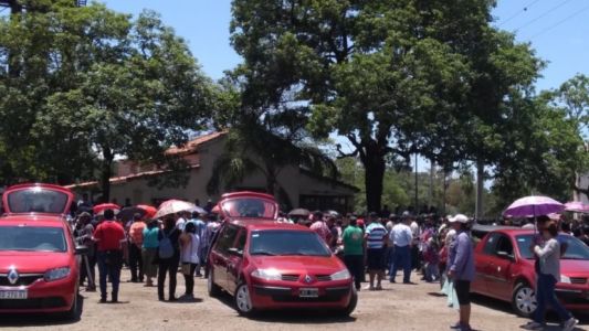 Una caravana de familiares y amigos despidió a los obreros del ingenio La Esperanza